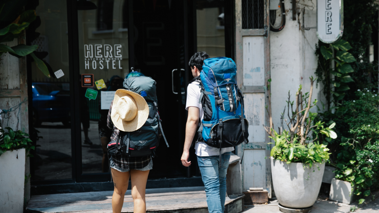 A couple of backapackers entering in a hostel